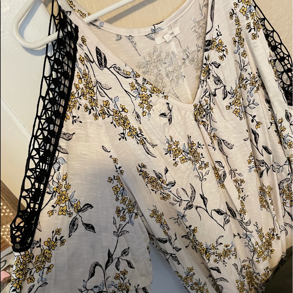 🔥2/$25🔥 Floral, split sleeve, 2x Maurices top